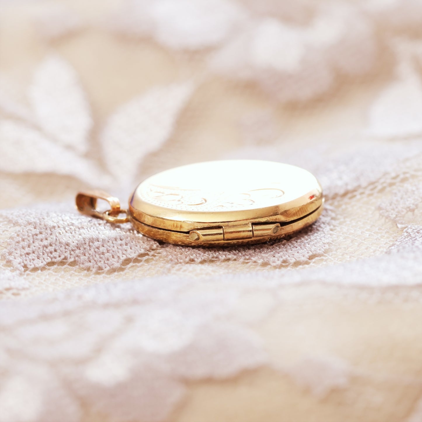 Cute 1992 Oval Shaped Gold Locket