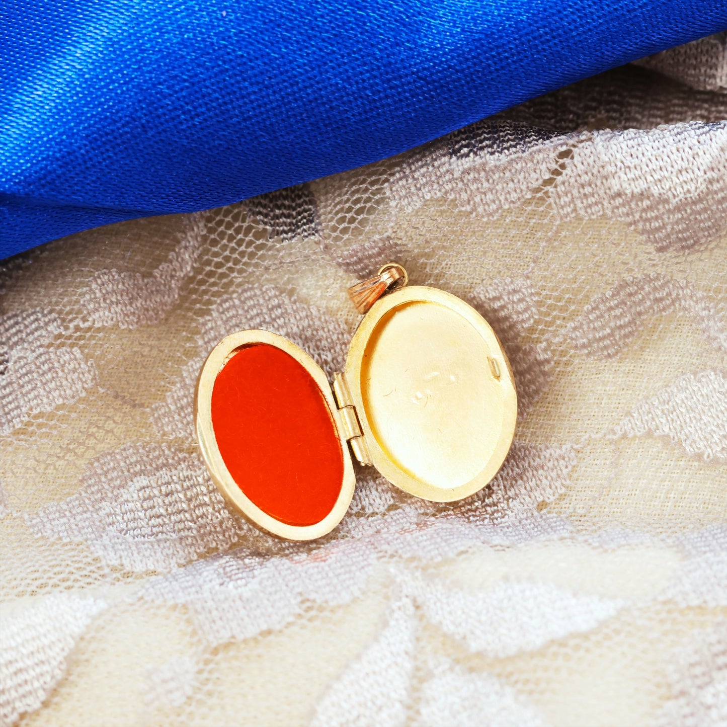 Cute 1992 Oval Shaped Gold Locket
