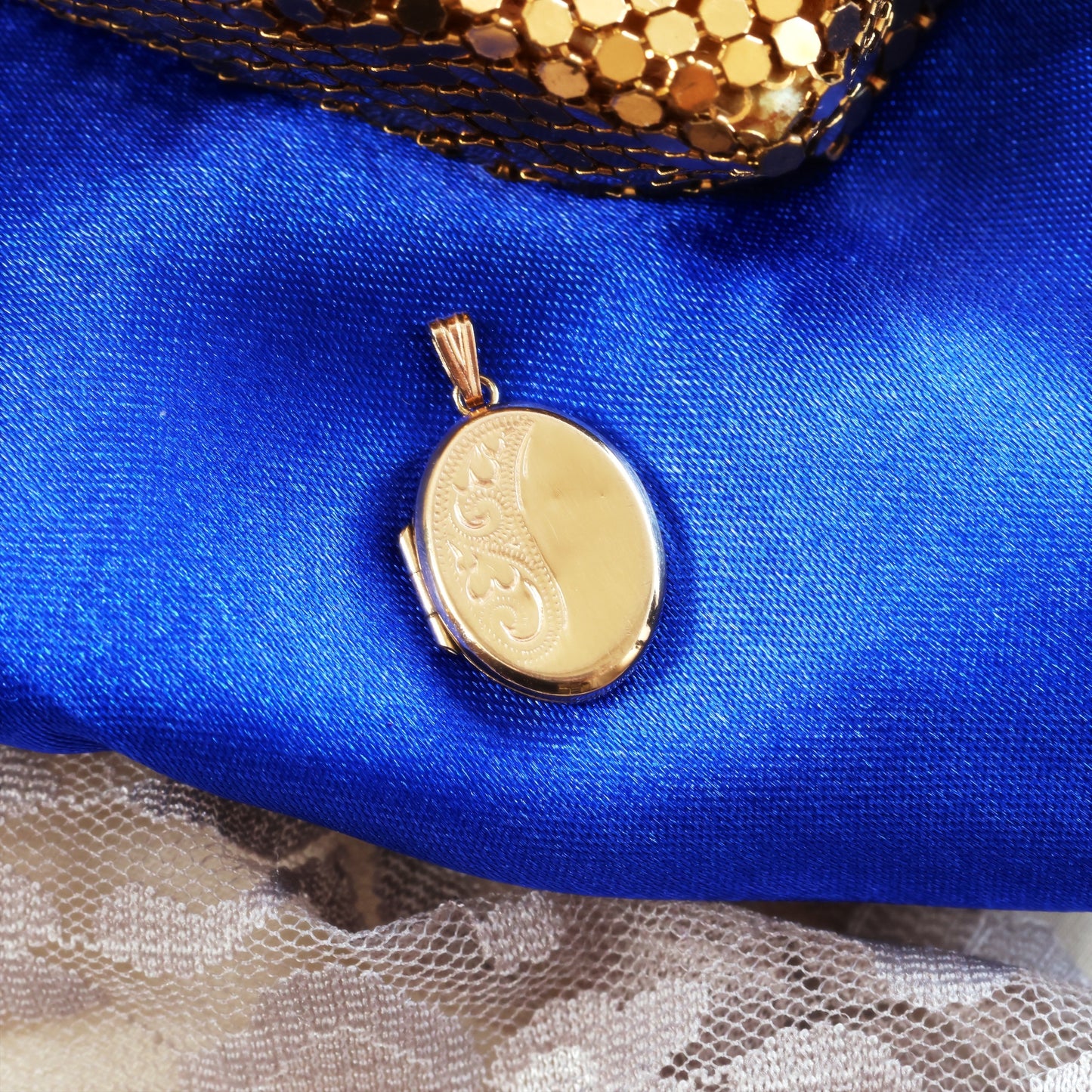 Cute 1992 Oval Shaped Gold Locket