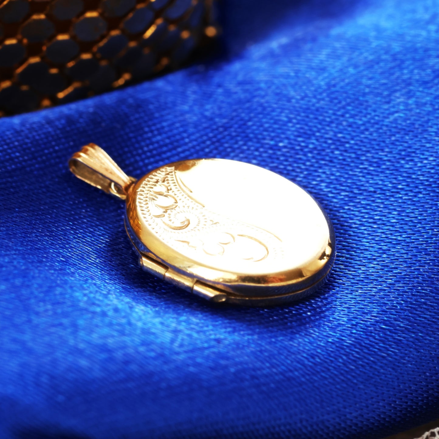 Cute 1992 Oval Shaped Gold Locket
