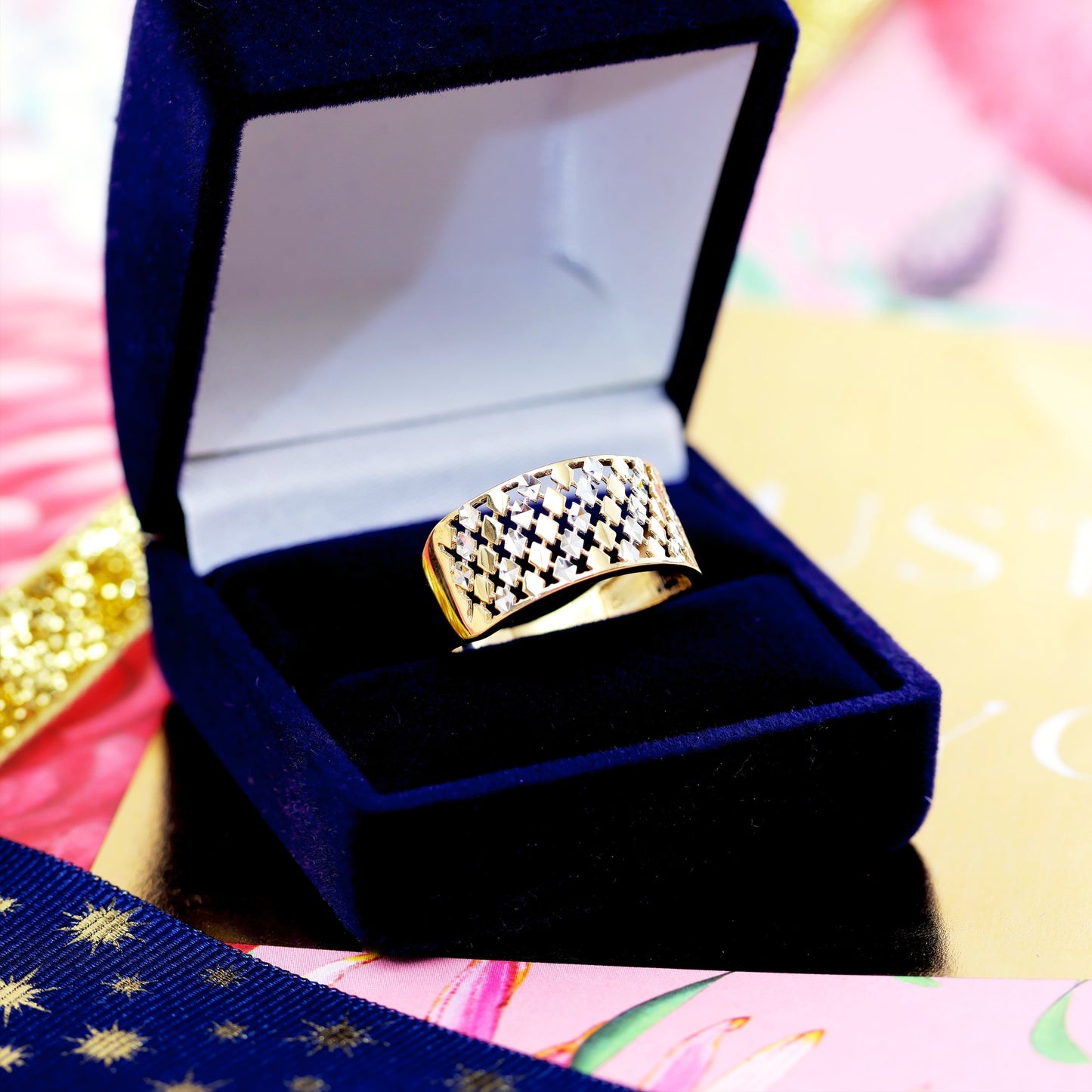 D124-VINTAGE-1970'S-ITALIAN-10CT-YELLOW-WHITE-GOLD-BAND-RING-FASHION