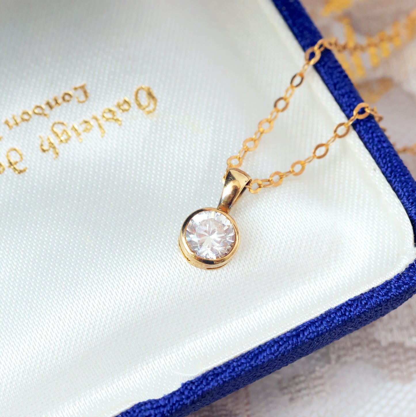 D135-VINTAGE-9CT-YELLOW-GOLD-SOLITAIRE-PENDENT-NECKLACE-CUBIC-ZIRCONIA