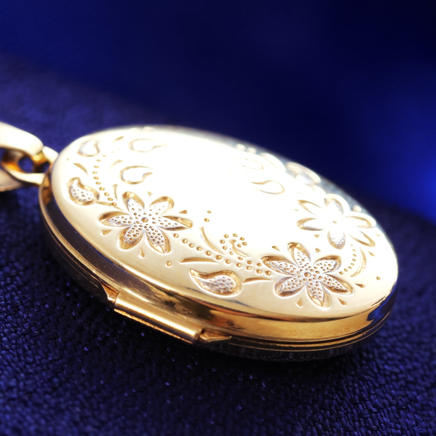 Pretty Floral 9ct Gold Oval Locket
