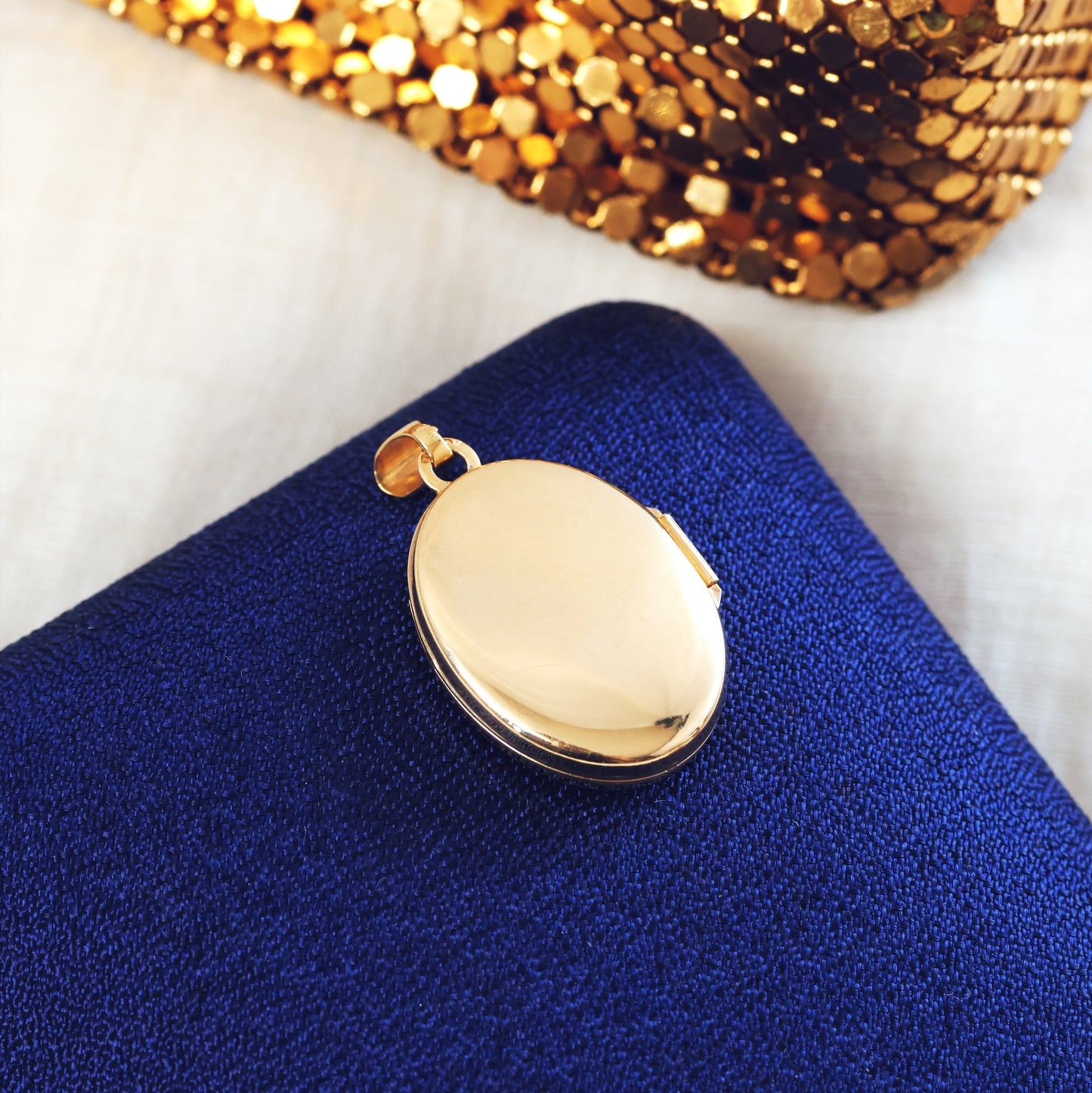 Pretty Floral 9ct Gold Oval Locket