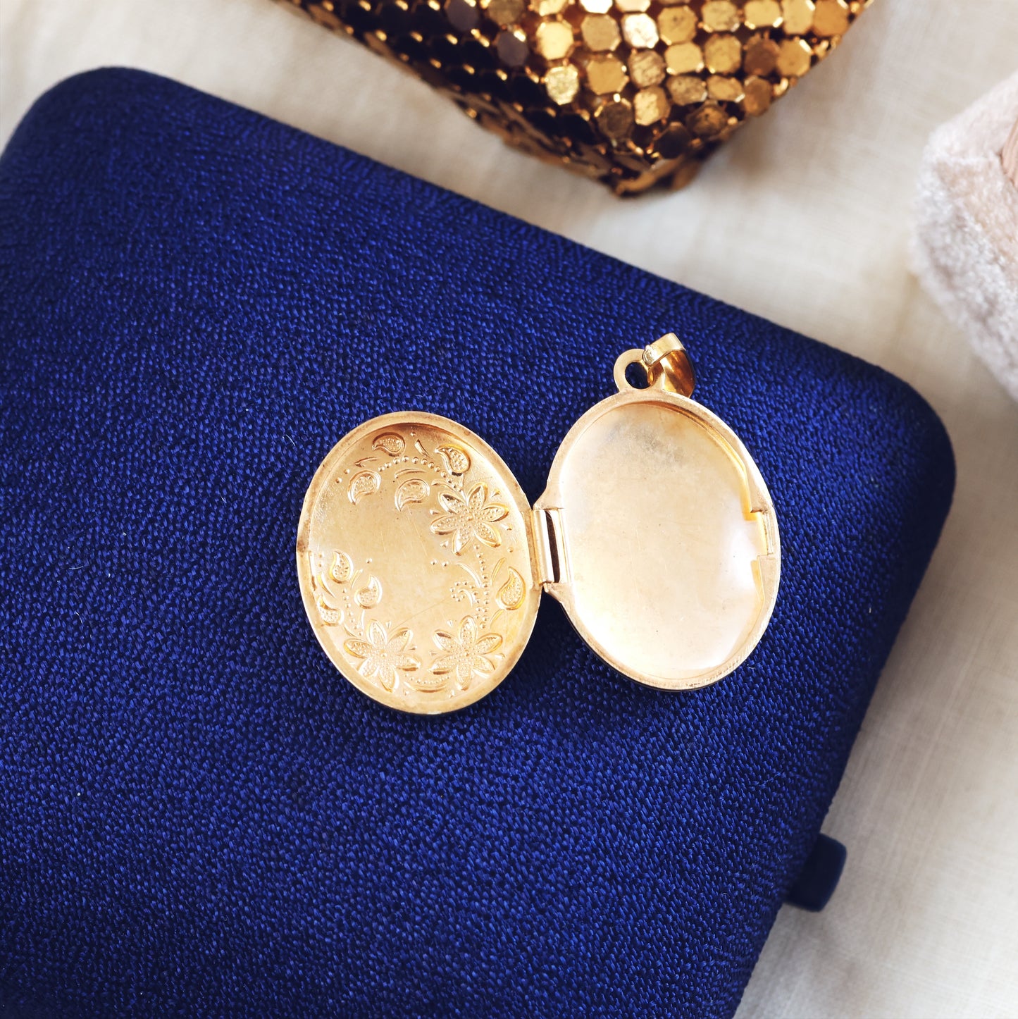 Pretty Floral 9ct Gold Oval Locket