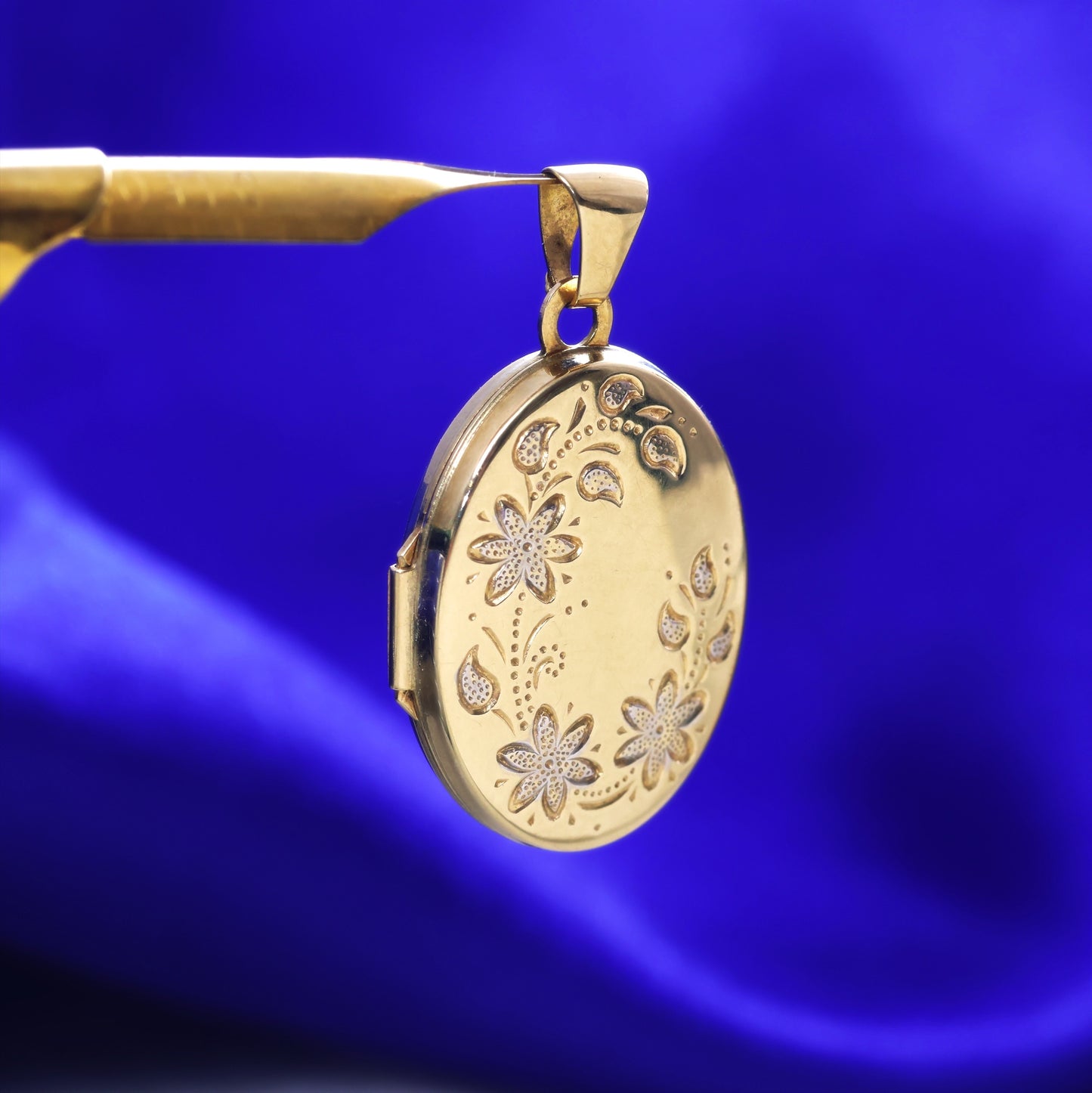 Pretty Floral 9ct Gold Oval Locket