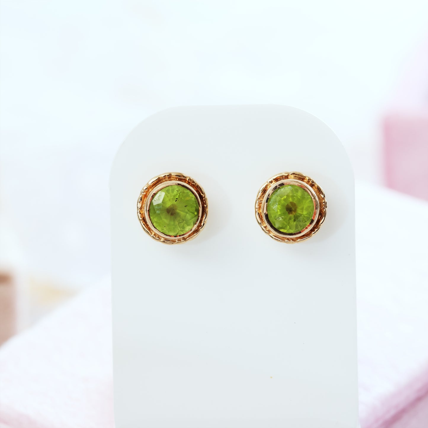 D139-GOLD-GREEN-PERIDOT-STUD-EARRINGS-VINTAGE-DESIGNER-STUDS-01