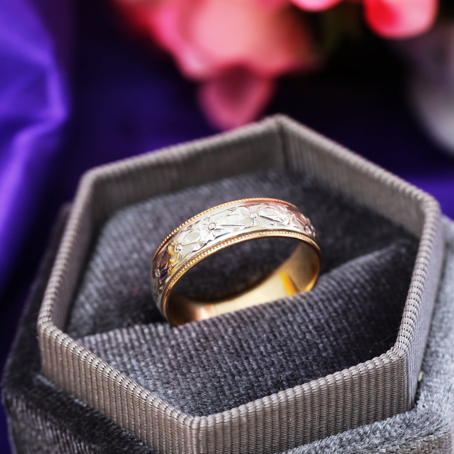 A Pretty Vintage Two Colour 9ct Gold Wedding Band Ring