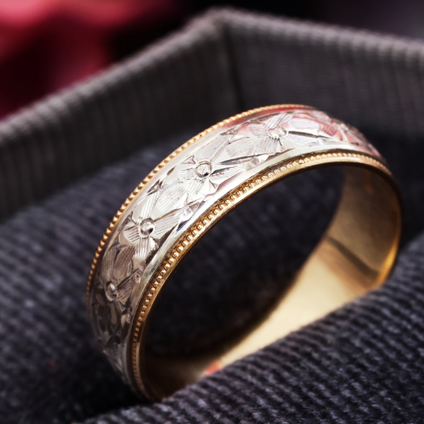 D150-VINTAGE-YELLOW-GOLD-WHITE-GOLD-PATTERNED-WEDDING-BAND-RING-01