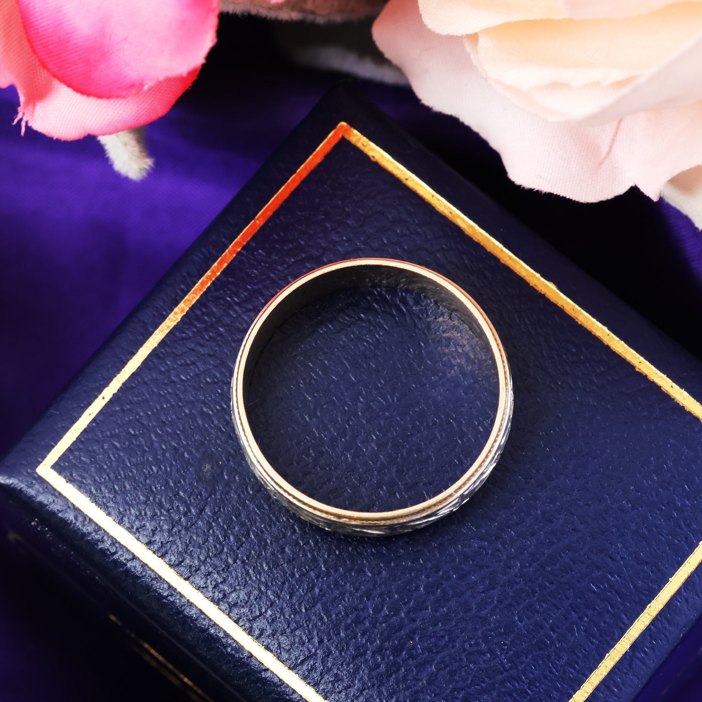 A Pretty Vintage Two Colour 9ct Gold Wedding Band Ring