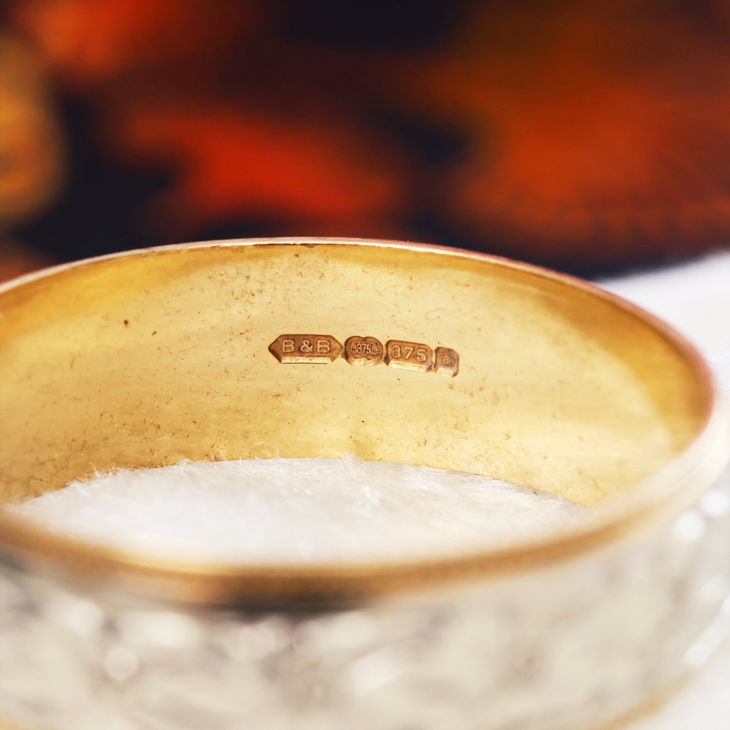 A Pretty Vintage Two Colour 9ct Gold Wedding Band Ring