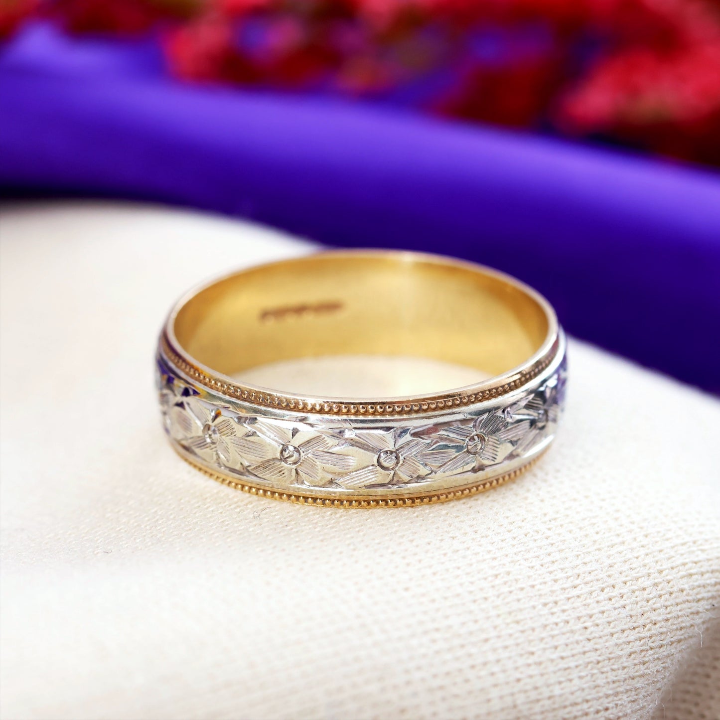 A Pretty Vintage Two Colour 9ct Gold Wedding Band Ring