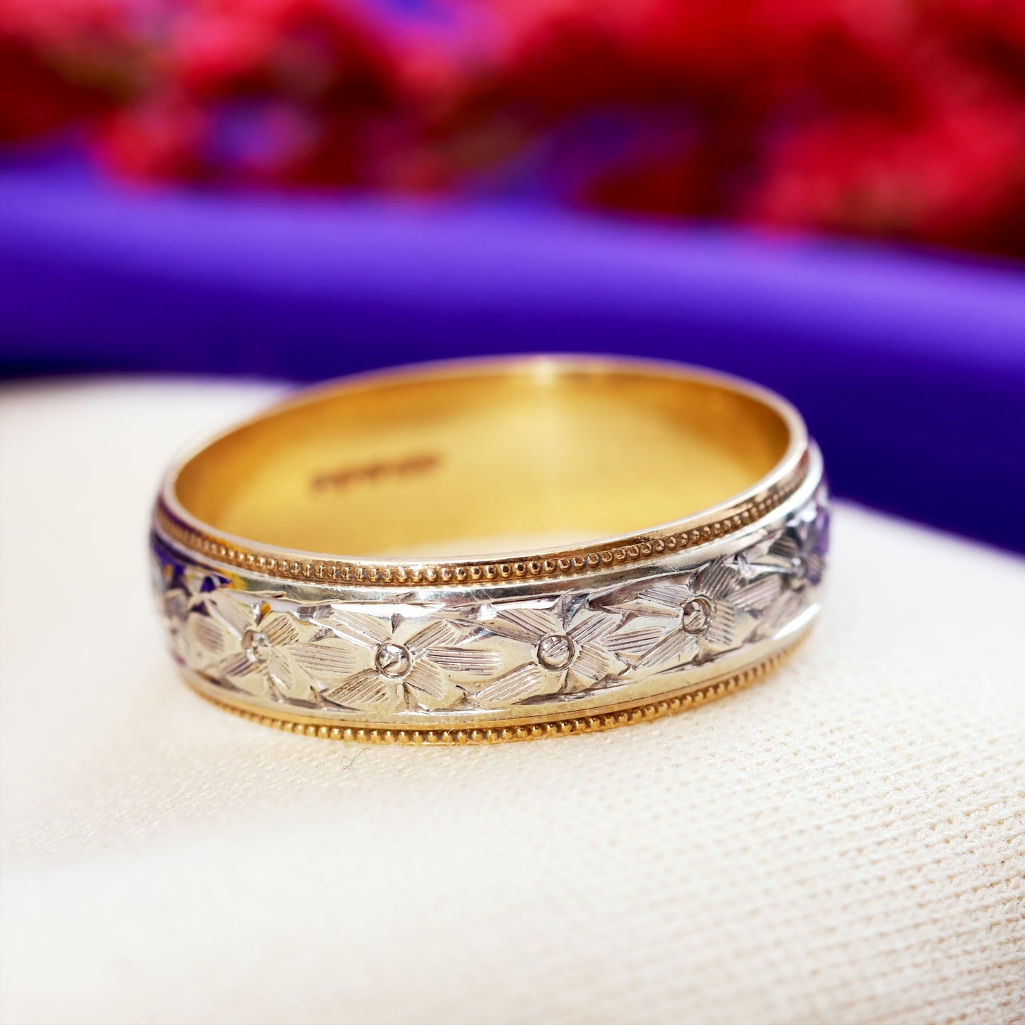 A Pretty Vintage Two Colour 9ct Gold Wedding Band Ring