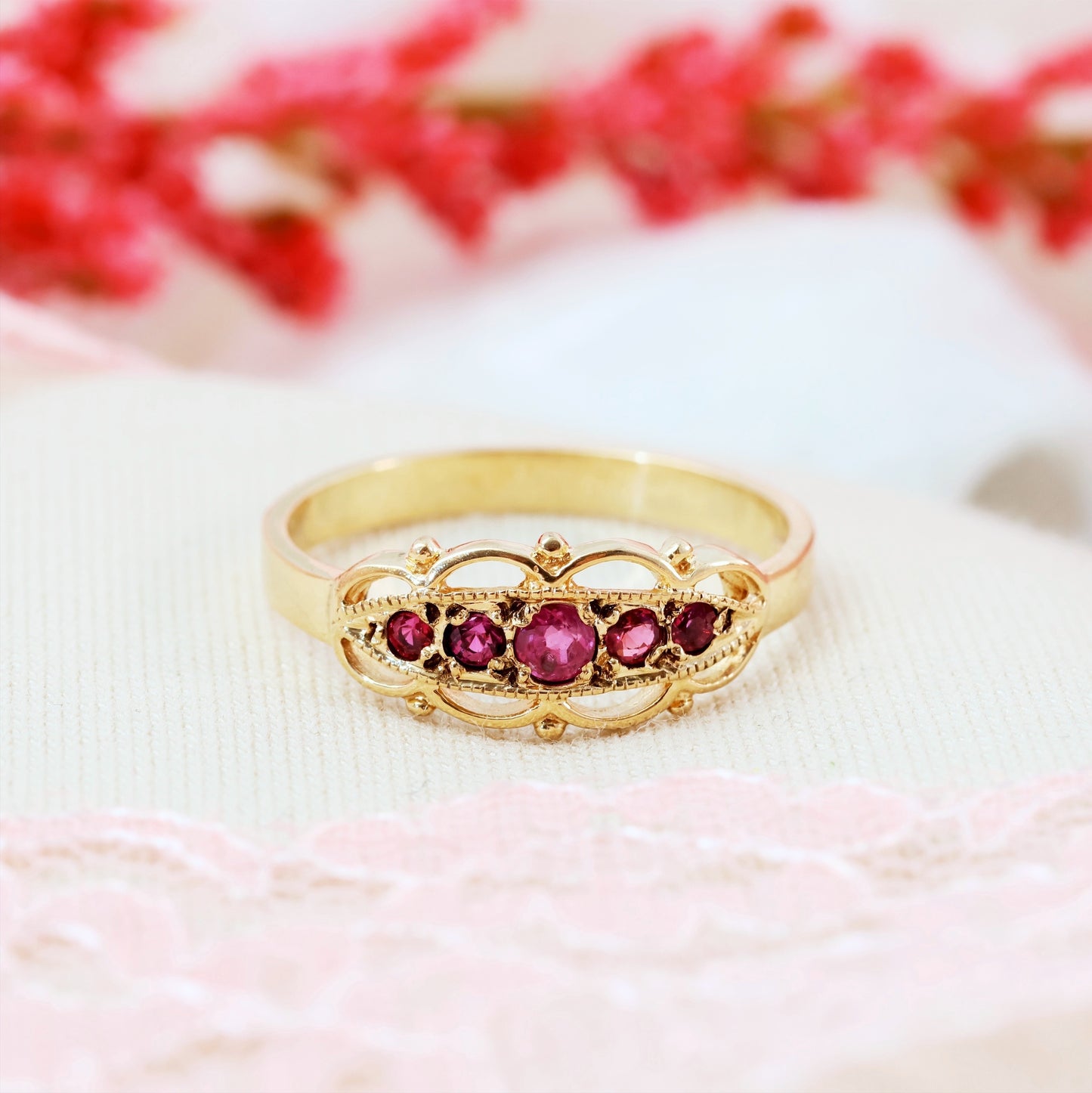 D153-VINTAGE-9CT-YELLOW-GOLD-EDWARDIAN-STYLE-RUBY-RUBIES-RING