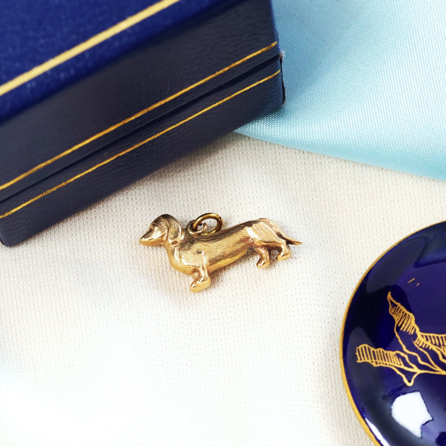 D156-VINTAGE-DOG-DASCHUND-SAUSAGE-GOLD-CHARM-01_1