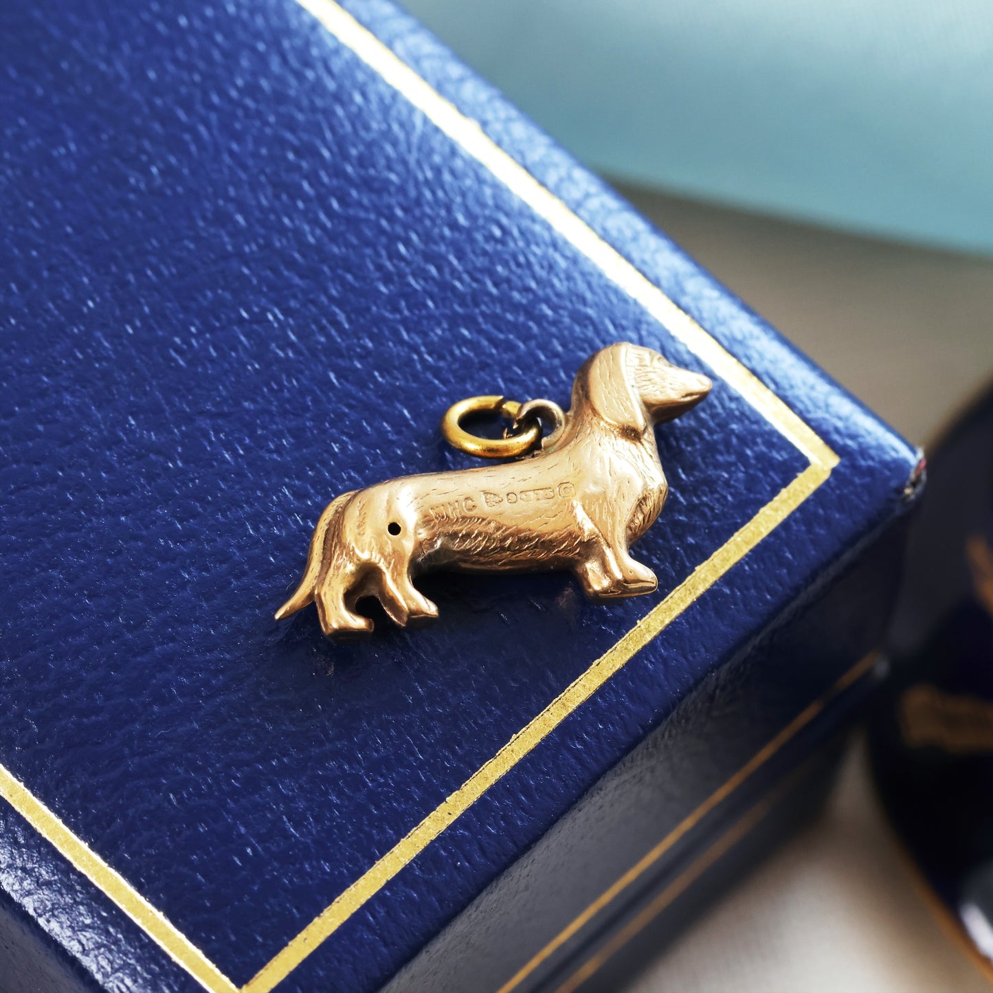 D156-VINTAGE-DOG-DASCHUND-SAUSAGE-GOLD-CHARM
