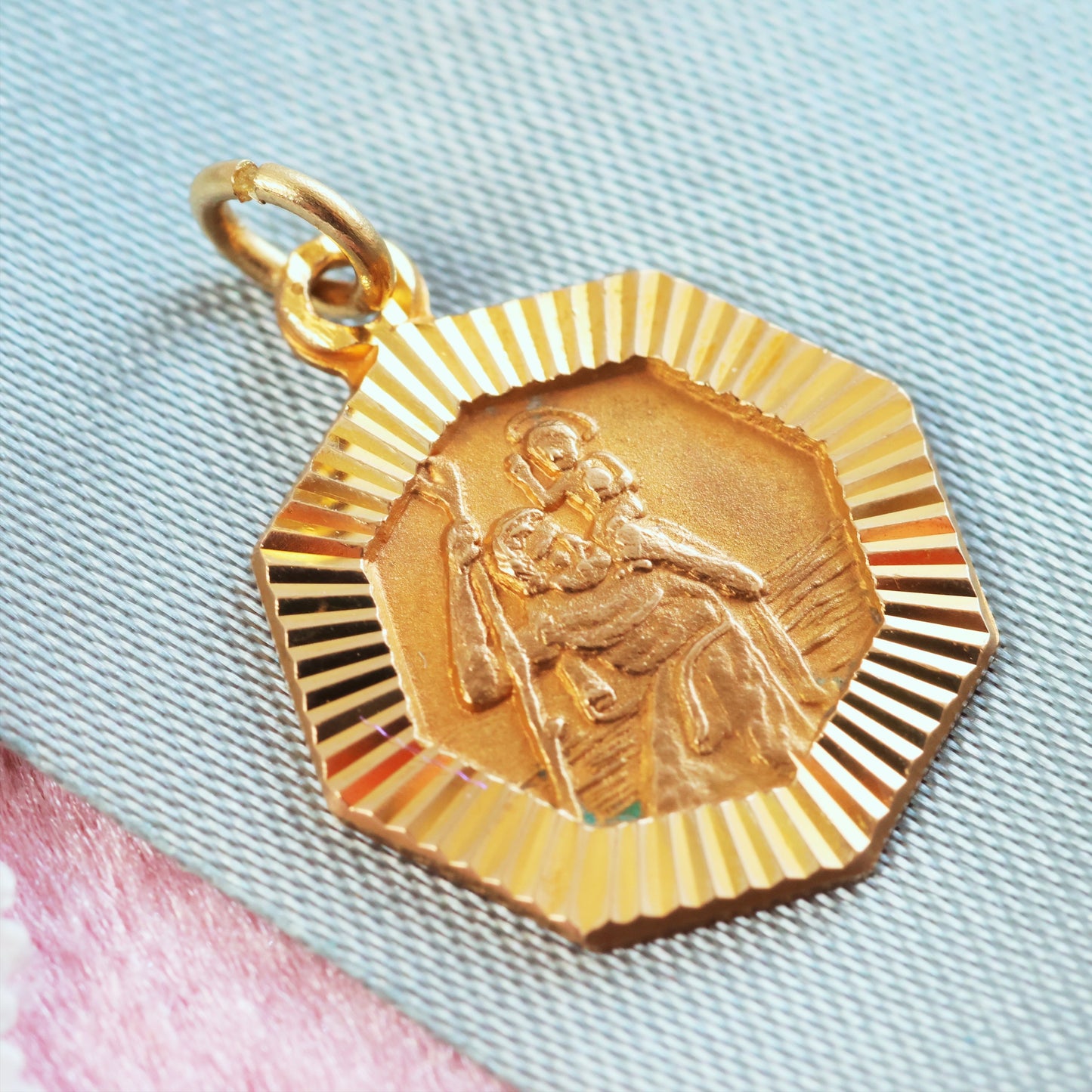 D161-VINTAGE-YELLOW-GOLD-ST-CHRISTOPHER-SAINT-FACETED-PENDENT-NECKLACE