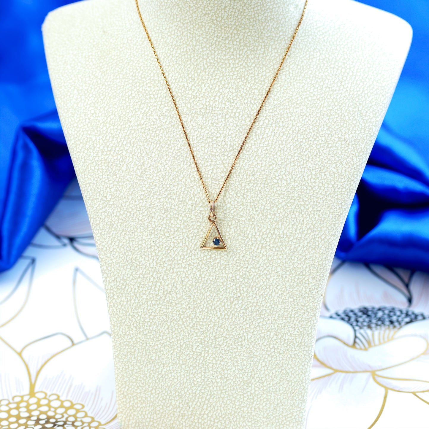 D169-VINTAGE-SAPPHIRE-TRIANGLE-PENDANT-YELLOW-GOLD-CHAIN
