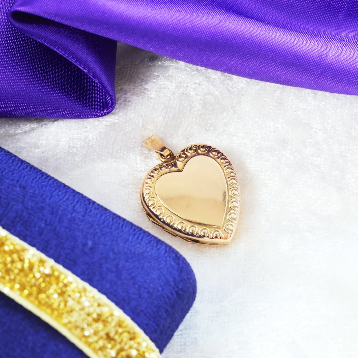 D177-VINTAGE-EMBOSSED-HEART-SHAPED-9CT-YELLOW-GOLD-LOCKET-PENDENT-BACK-AND-FRONT-01