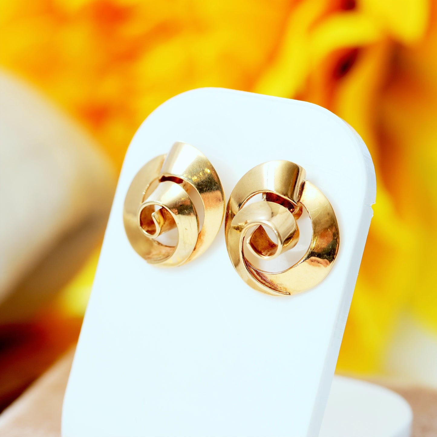D180-VINTAGE-1972-9CT-YELLOW-GOLD-SWIRL-EARRINGS-STUD-EARRING-01