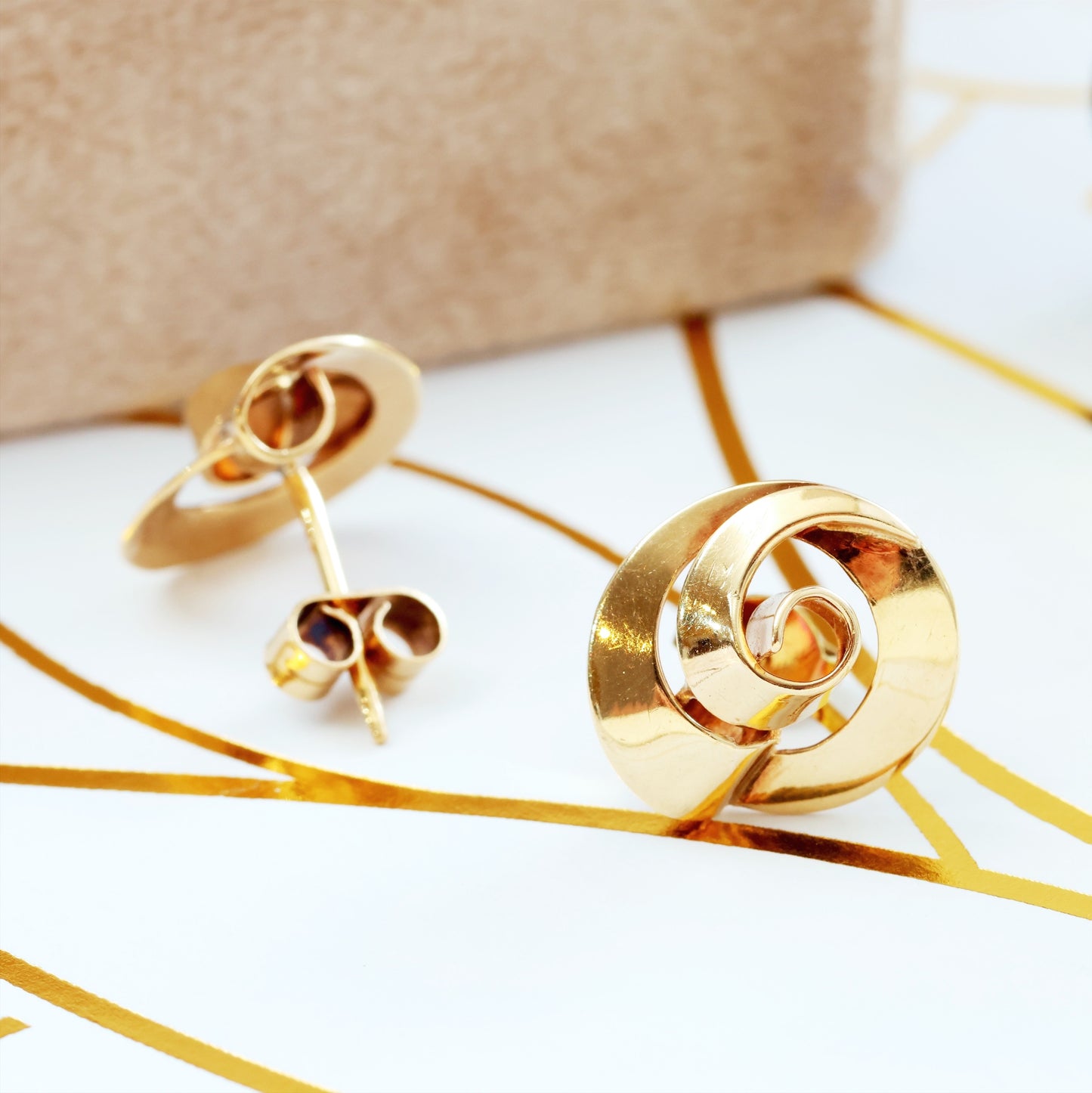 Vintage Date 1972 9ct Swirl Earrings