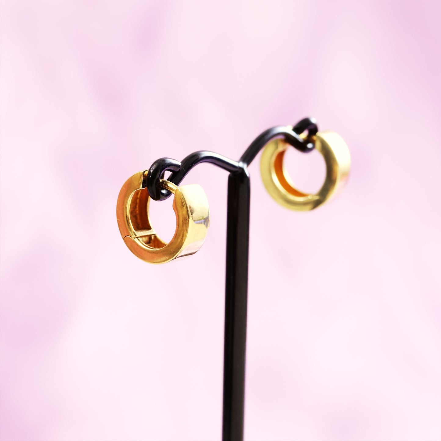 D186-VINTAGE-SQUARED-9CT-YELLOW-GOLD-HUGGIE-HOOP-CHUNKY-EARRINGS-01