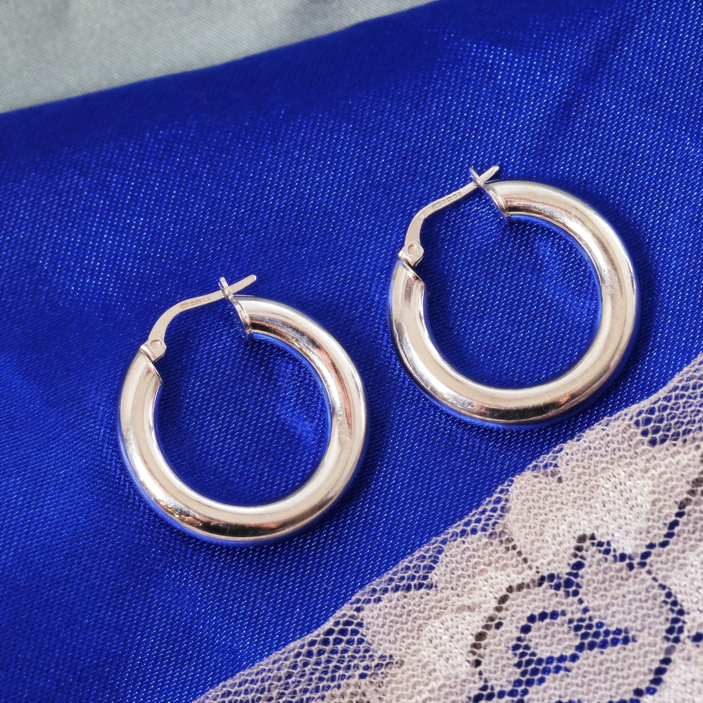 D187-VINTAGE-WHITE-GOLD-CHUNKY-HOOPED-HOOPS-EARRINGS
