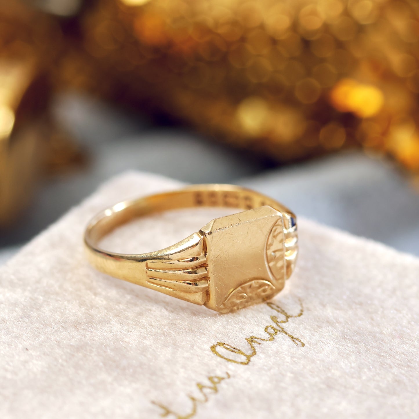 D202-VINTAGE-ART-DECO-STYLED--9CT-YELLOW-GOLD-SIGNET-RING-PATTERNED