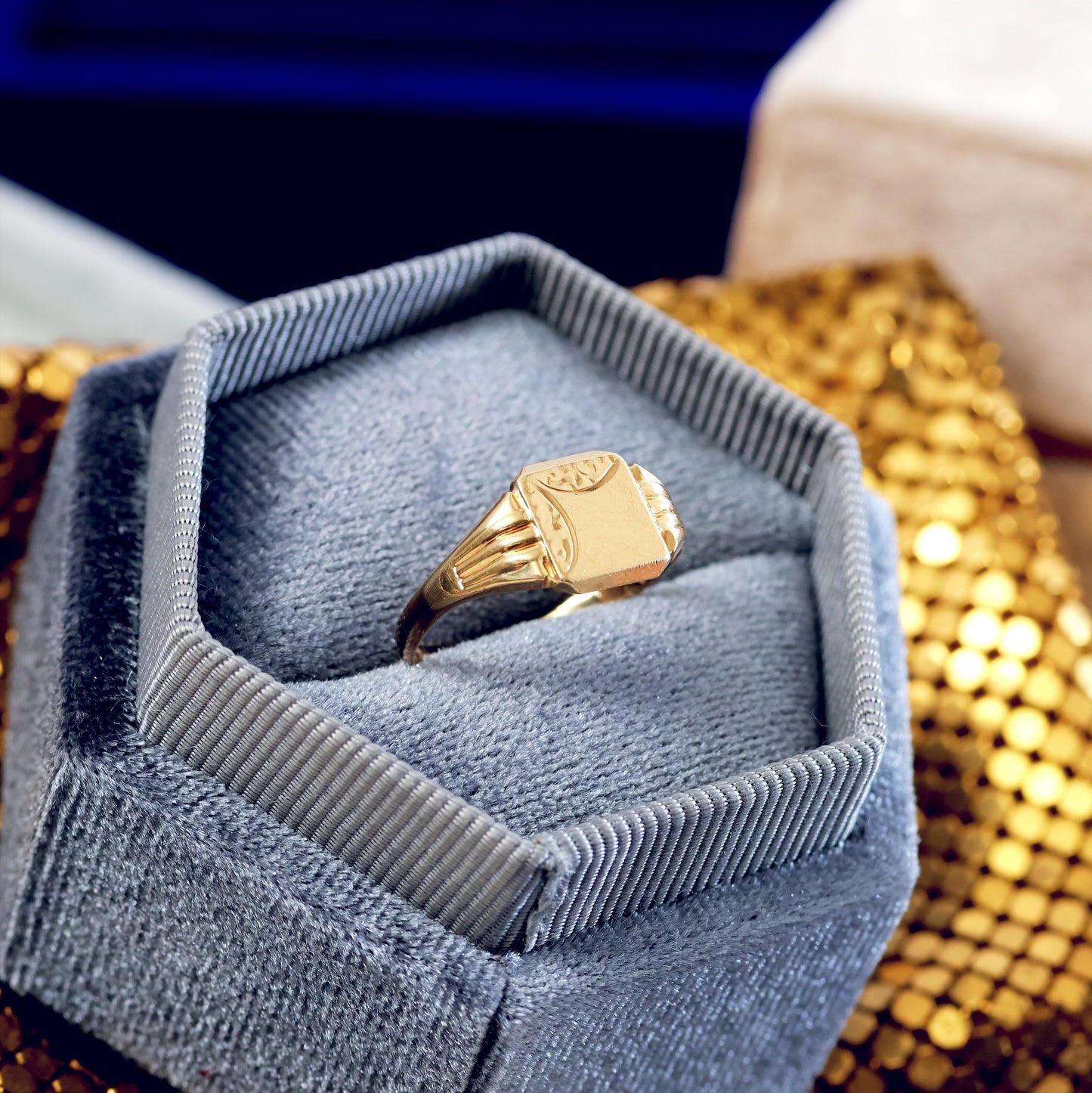 D202-VINTAGE-ART-DECO-STYLED--9CT-YELLOW-GOLD-SIGNET-RING-PATTERNED-01