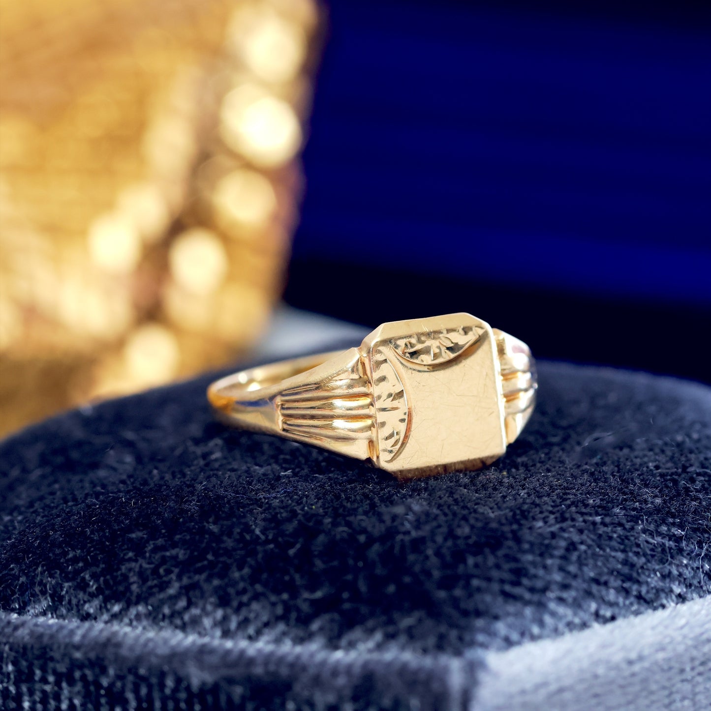 D202-VINTAGE-ART-DECO-STYLED--9CT-YELLOW-GOLD-SIGNET-RING-PATTERNED-0