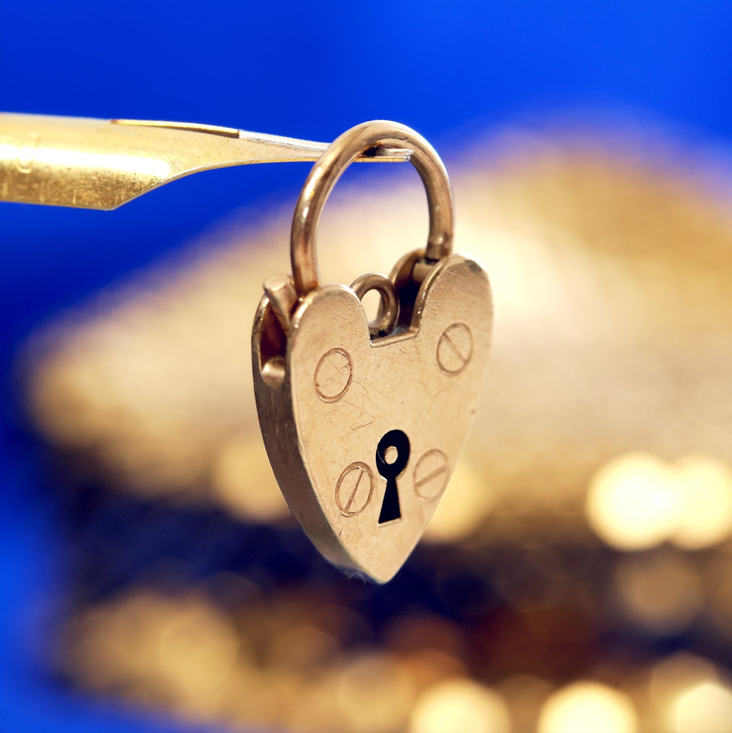 D211-VINTAGE-YELLOW-GOLD-LITTLE-PADLOCK-CHARM-PENDENT-PAYTON-PEPPER-LTD