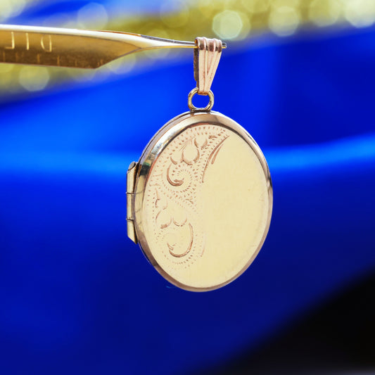 Cute 1992 Oval Shaped Gold Locket