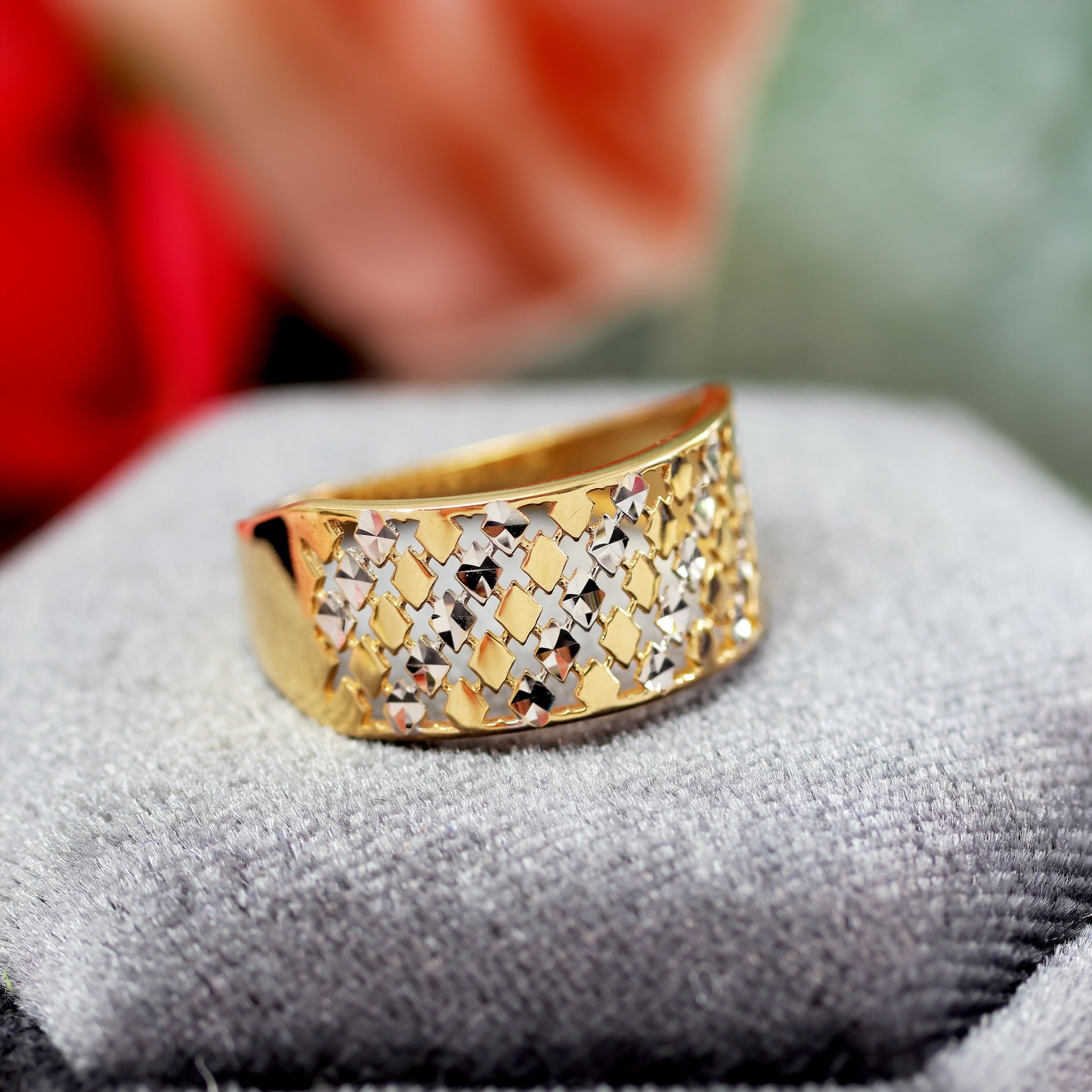 D124-VINTAGE-1970'S-ITALIAN-10CT-YELLOW-WHITE-GOLD-BAND-RING-FASHION-01