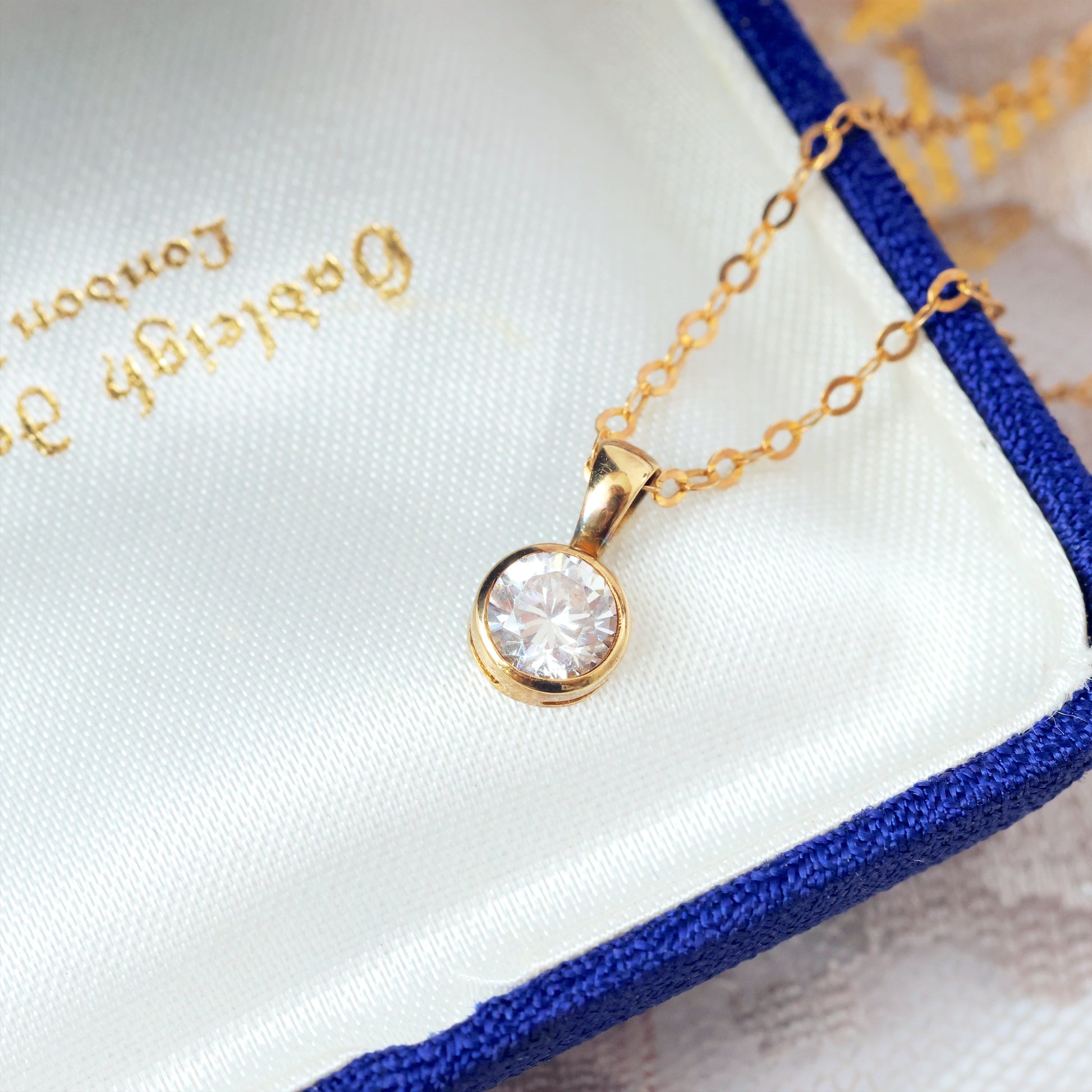D135-VINTAGE-9CT-YELLOW-GOLD-SOLITAIRE-PENDENT-NECKLACE-CUBIC-ZIRCONIA