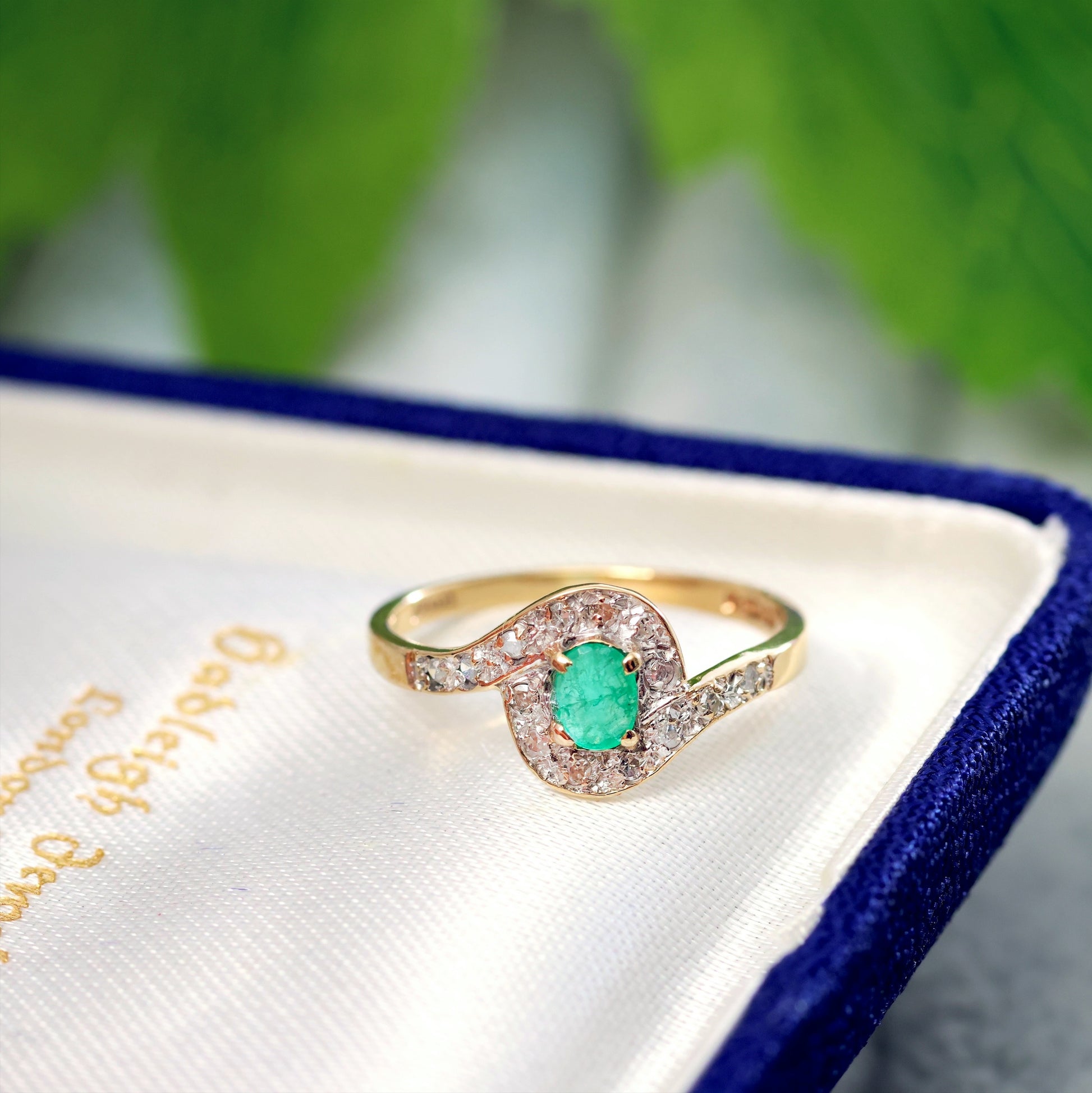 D196-VINTAGE-EMERALD-DIAMOND-GALAXY-SWIRL-9CT-YELLOW-GOLD-ENGAGEMENT-RING-01_7