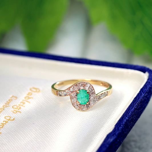 D196-VINTAGE-EMERALD-DIAMOND-GALAXY-SWIRL-9CT-YELLOW-GOLD-ENGAGEMENT-RING-01_7