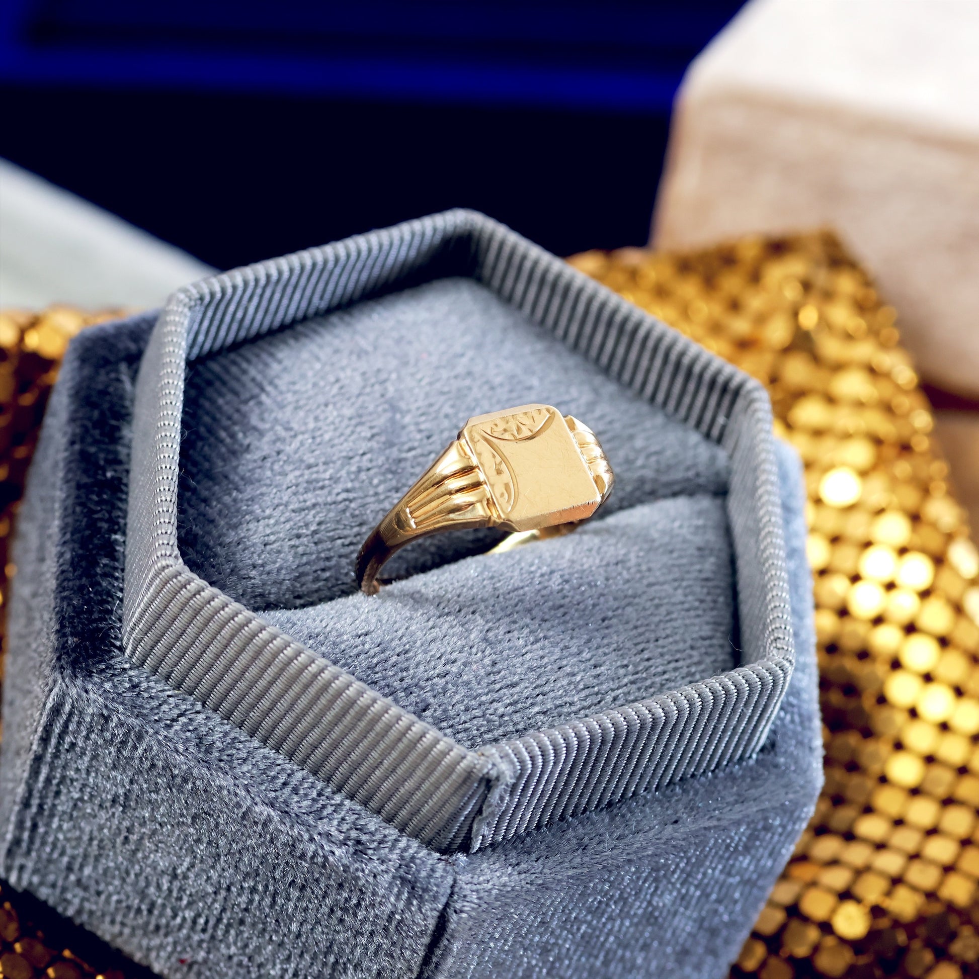 D202-VINTAGE-ART-DECO-STYLED--9CT-YELLOW-GOLD-SIGNET-RING-PATTERNED-01